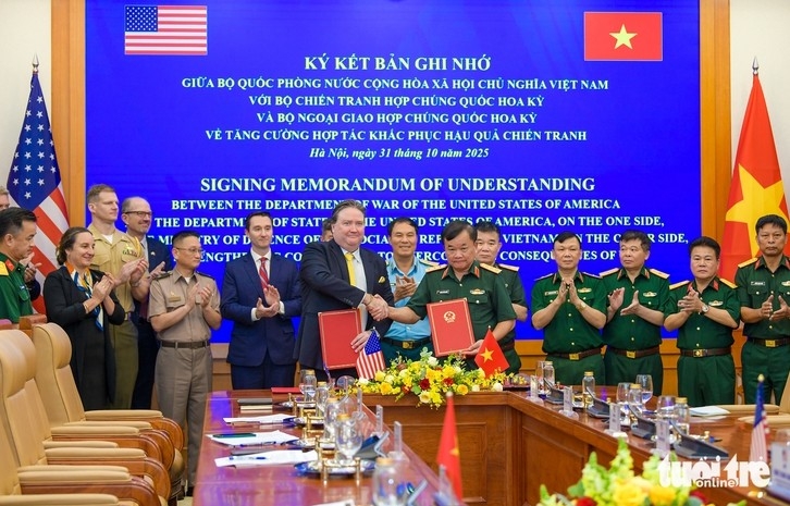 At the the signing ceremony (Photo: tuoitre.vn)
