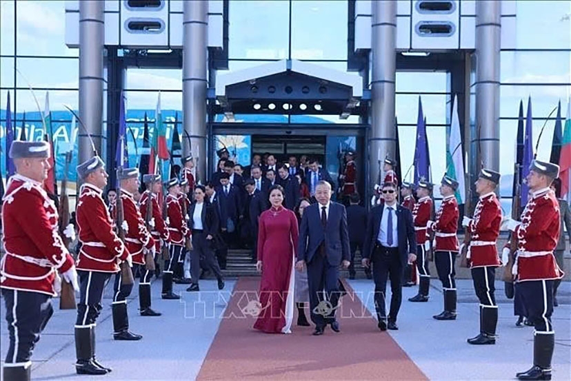 Bulgarian officials see off Vietnamese Party General Secretary To Lam, his spouse and other Vietnamese officials at Sofia Airport