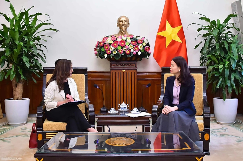 Deputy Minister of Foreign Affairs Nguyen Minh Hang (right) receives her Chilean counterpart Gloria de la Fuente in Hanoi on October 24. (Photo: baoquocte.vn)