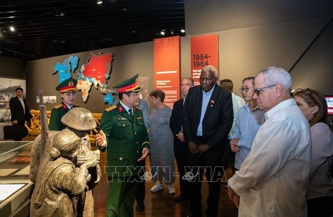 Cuban leader Esteban Lazo Hernandez views exhibits at the Vietnam Military History Museum (Photo:VNA)