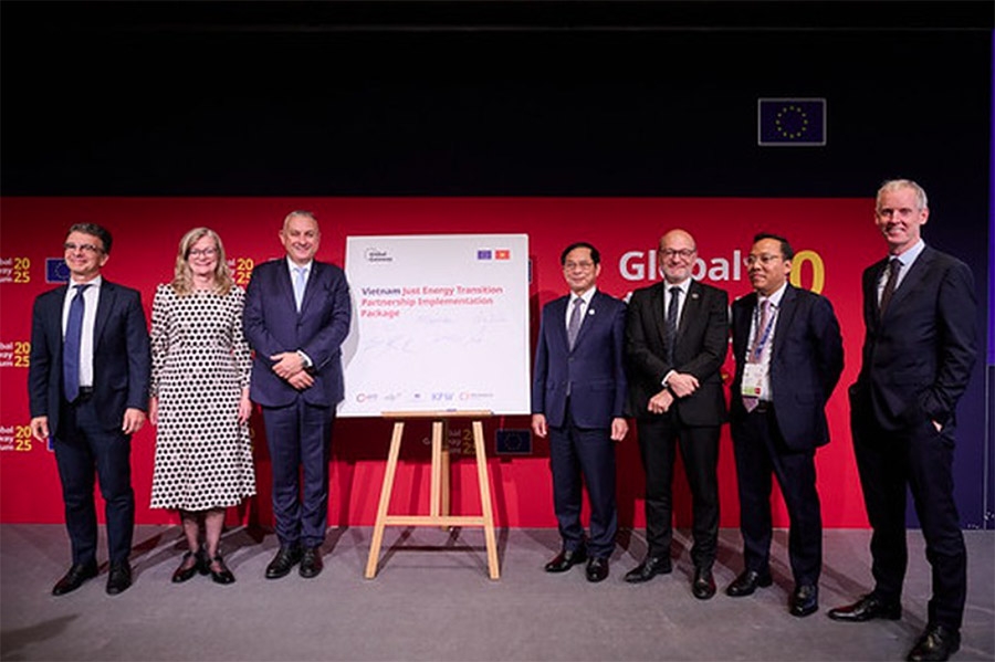 European Commissioner for International Partnerships Jozef Sikela (third from left), Vietnamese Deputy Prime Minister Bui Thanh Sơn (fourth from right), and representatives of participating countries and partners during the announcement of the EU funding package