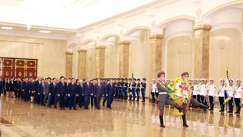 Vietnamese Party General Secretary To Lam and his entourage lay wreaths in tribute to President Kim Il-sung and General Secretary Kim Jong-il at the Kumsusan Palace of the Sun in Pyongyang, the Democratic People’s Republic of Korea, on October 10. (Photo: VNA)