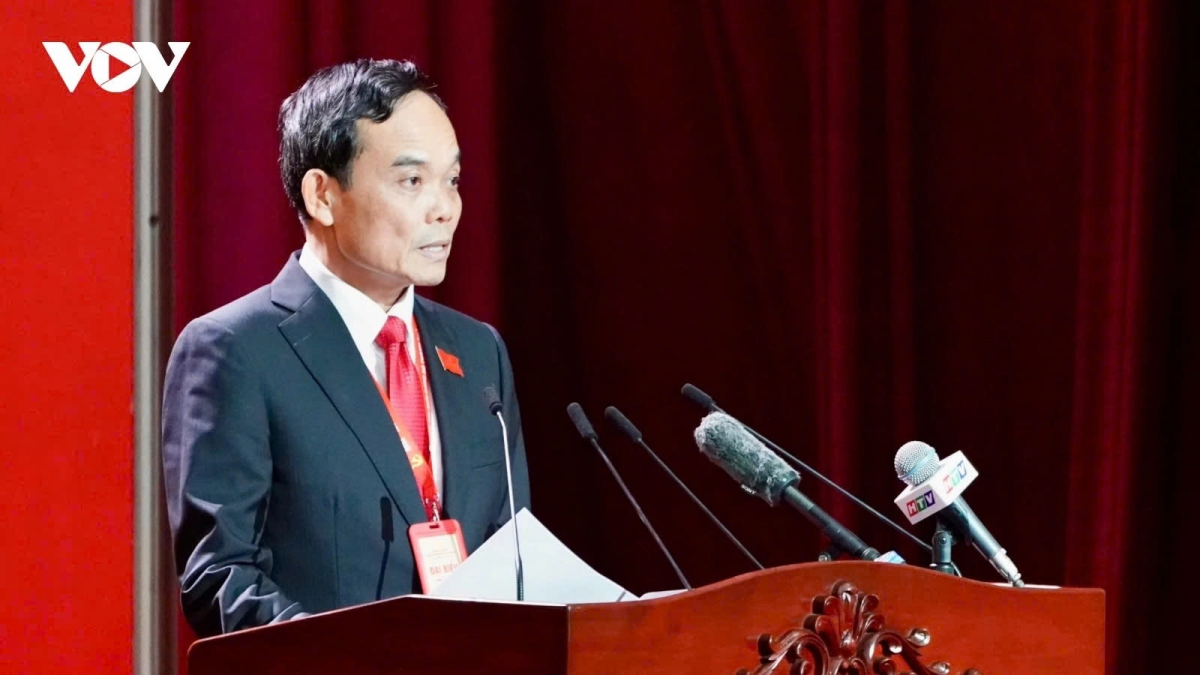 Secretary of the City Party Committee Tran Luu Quang speaks at the congress
