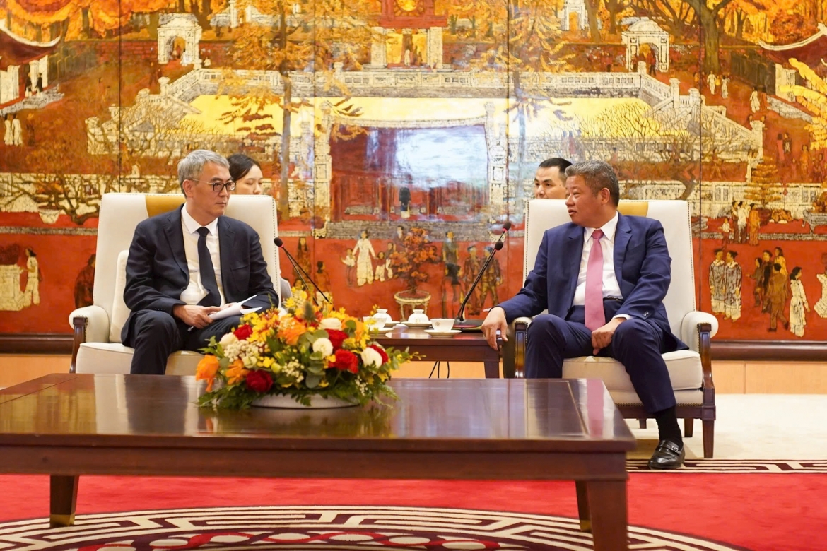Vice Chairman of the Hanoi People’s Committee Nguyen Manh Quyen (R) receives Vice Mayor Xu Jian of Chongqing city in Hanoi on October 24. (Photo: HNMO)