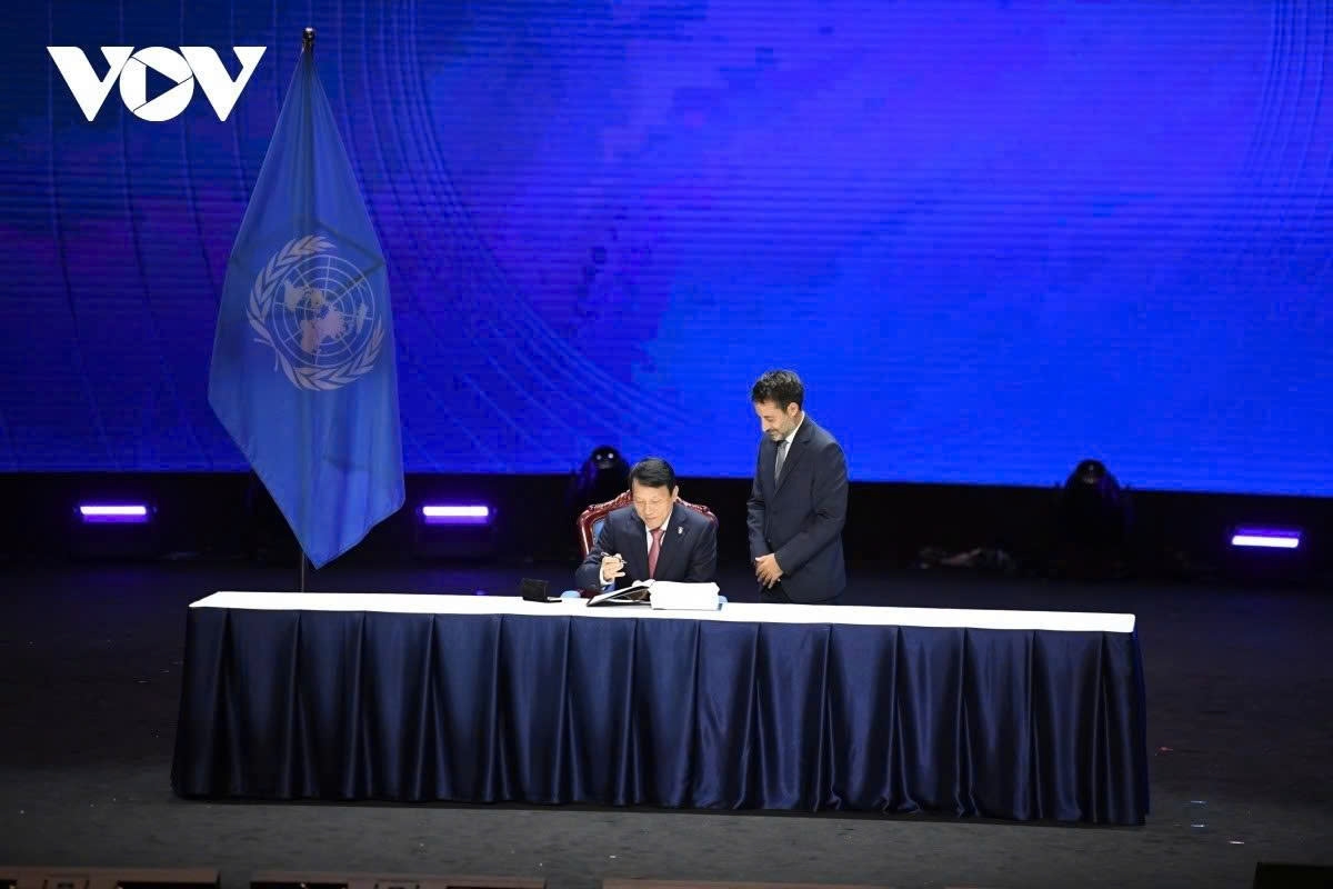 Vietnamese Minister of Public Security Luong Tam Quang signs the Hanoi Convention.
