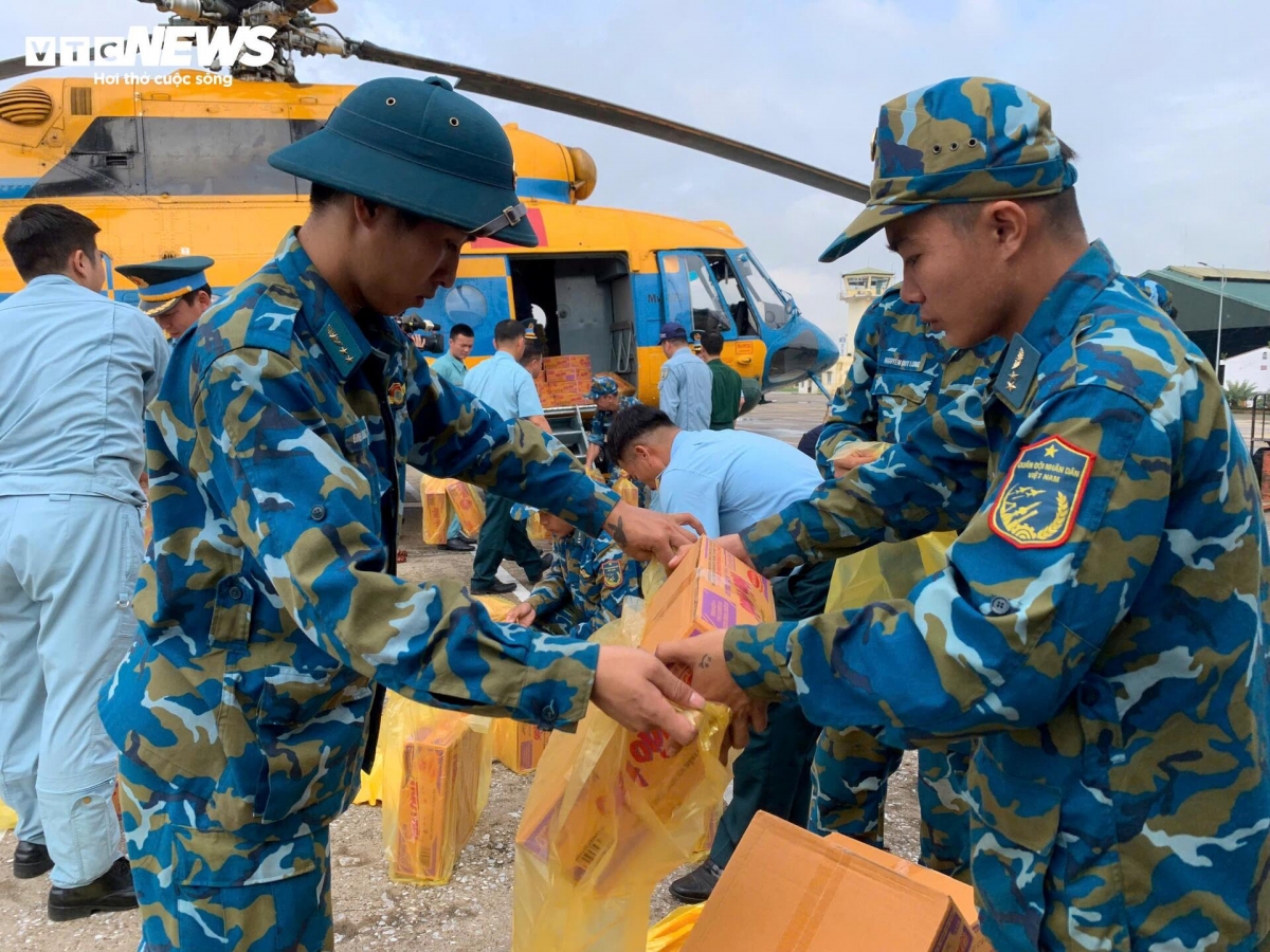 Uploading essentials for relief aid mission. (Photo: VTC)