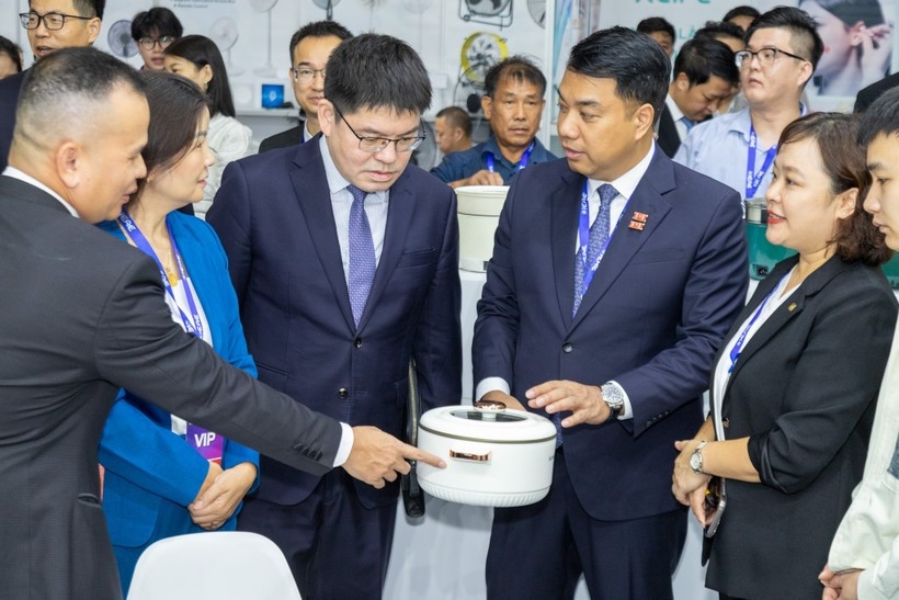 Delegates visit booths at the 2025 Vietnam International Electronics and Smart Appliances Expo. (Photo: VNA)
