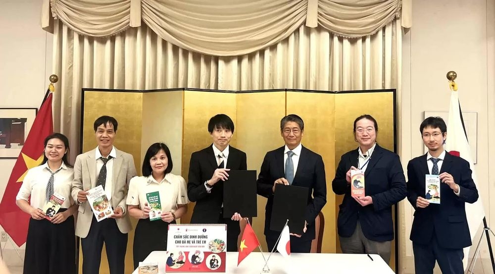 Japanese Ambassador to Vietnam Ito Naoki (third from right) and Programme Coordinator Nagino Kosuke (fourth from left) at Save the Children Japan, sign the grant agreement. (Photo: Embassy of Japan)