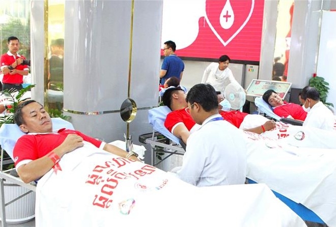 Metfone staff and employees volunteer to donate blood at the event (Photo:VNA)