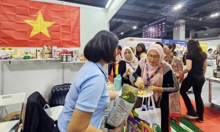 Muslim visitors are invited to sample Vietnamese dried fruits at a Vietnamese booth at the Malaysia International Halal Showcase (MIHAS 2025) held in Malaysia in September (Photo: news.tuoitre.vn)