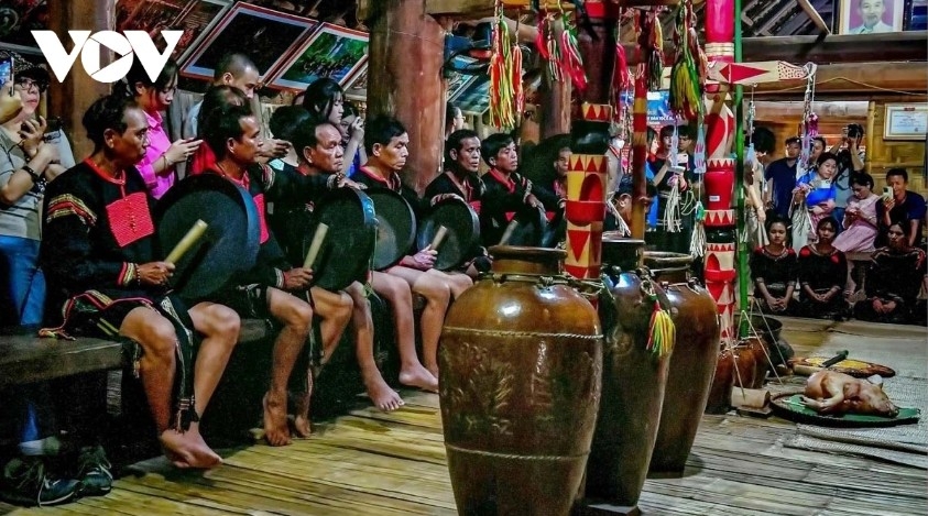 Offering jars of wine in the E De coming‑of‑age ceremony