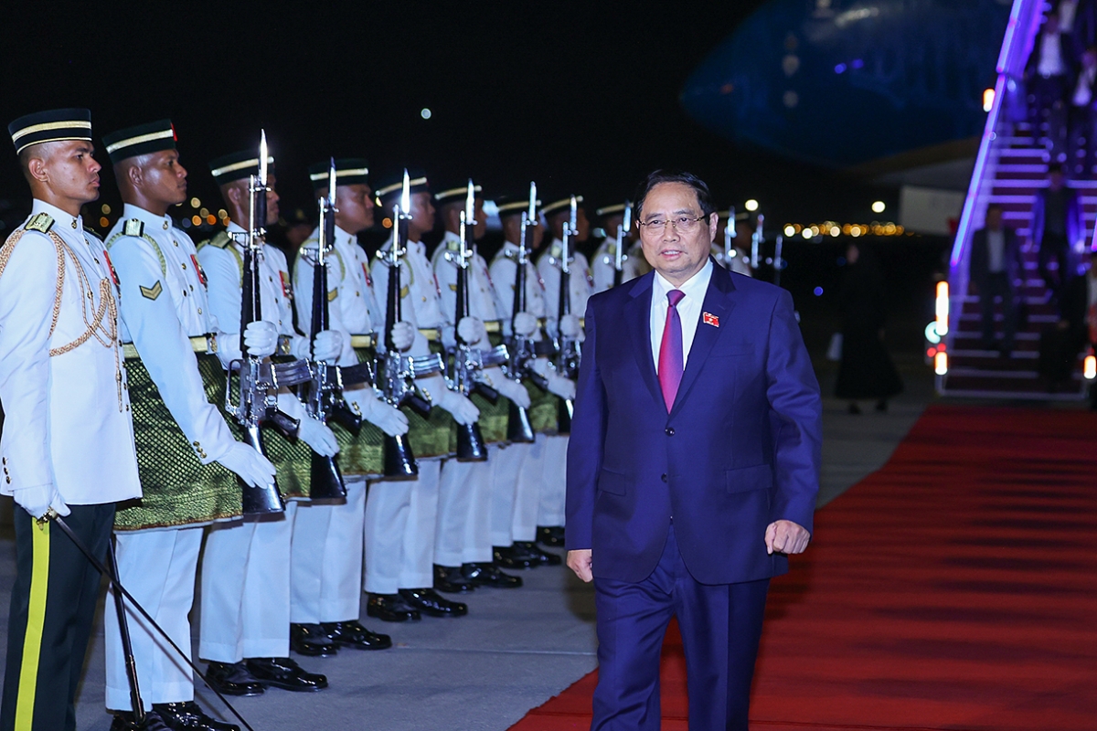 Vietnamese Prime Minister Pham Minh Chinh arrives in Kuala Lumpur, Malaysia, for the 47th ASEAN Summit and related meetings. (Photo: VGP) 