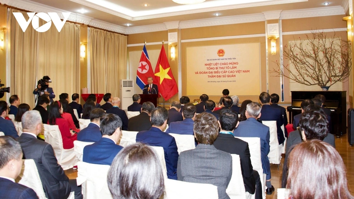 Party General Secretary To Lam meets with officials and staff of the Vietnamese Embassy in Pyongyang on October 10.