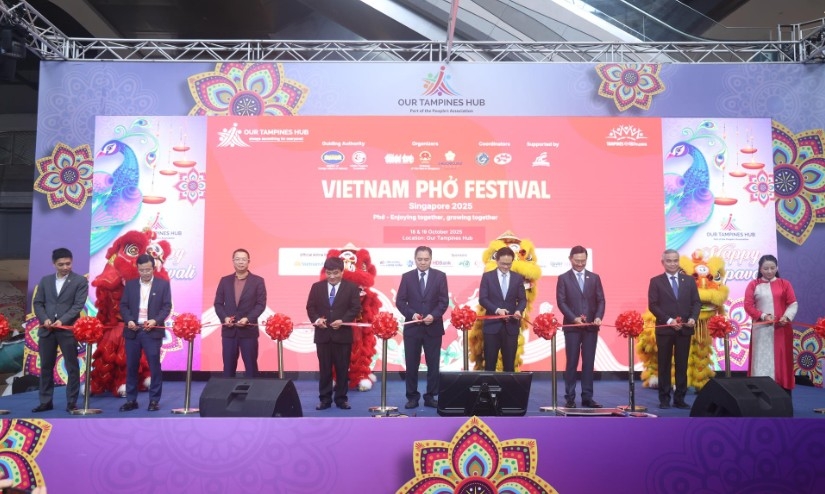 Vietnamese Ambassador to Singapore Tran Phuoc Anh and delegates cut the ribbon to open the festival (Photo:VNA)
