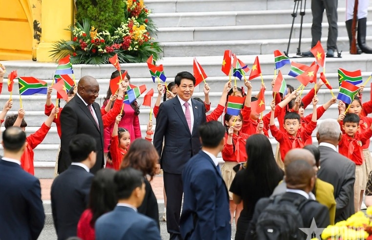 President Luong Cuong and his South African counterpart Matamela Cyril Ramaphosa at the state welcome ceremony (Photo qdnd.vn)