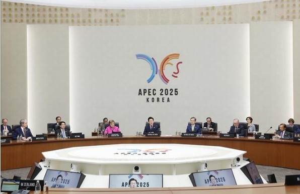 President Luong Cuong and leaders of APEC economies at the 32nd APEC Economic Leaders’ Meeting (Photo:VNA)