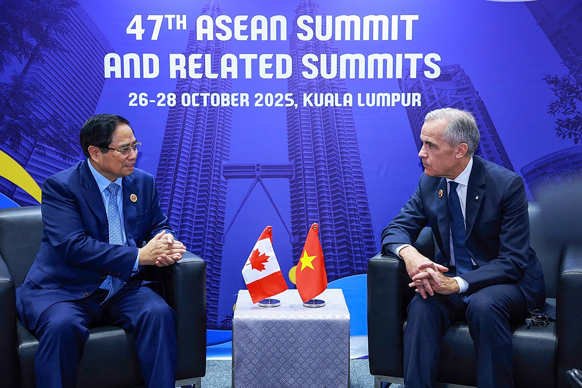 Vietnamese Prime Minister Pham Minh Chinh (L) and Canadian Prime Minister Mark Carney during their meeting in Kuala Lumpur, Malaysia, on October 26. (Photo: VGP)