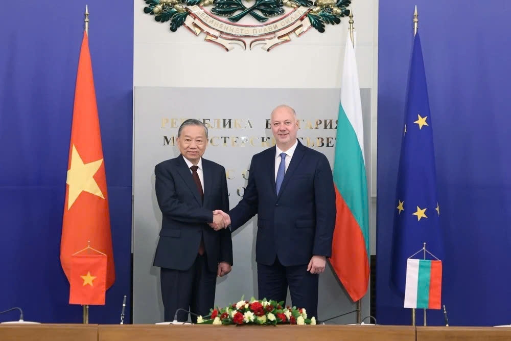 Prime Minister Rosen Zhelyazkov (R) of Bulgaria shakes hands with visiting Party General Secretary To Lam of Vietnam, during their meeting in Sofia on October 24