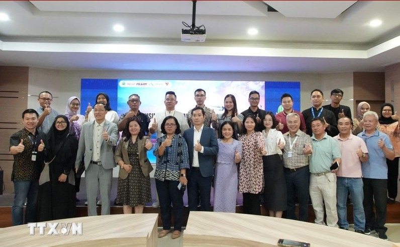Vietnamese and Indonesian business representatives of pose for a group photo with the forum organizers (Photo:VNA)