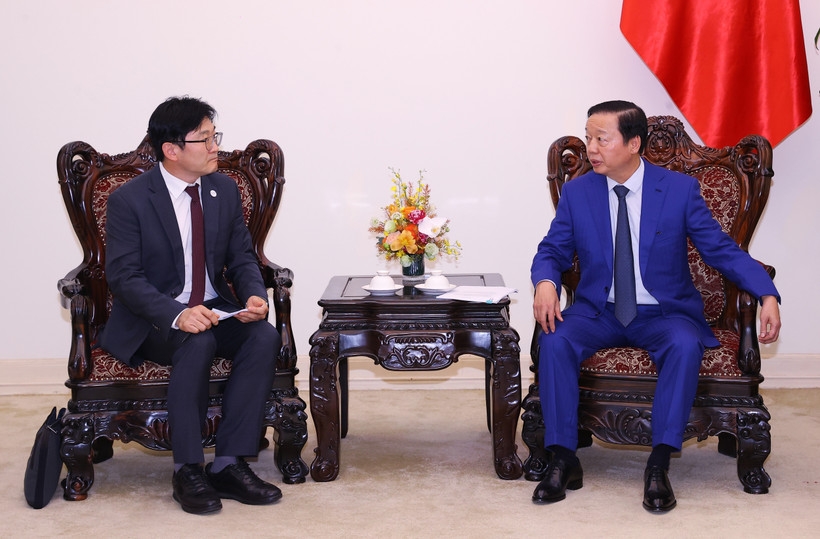 Deputy Prime Minister Tran Hong Ha (R) receives Kim Deawon, Executive Vice President of Samsung E&amp;A, in Hanoi on October 27. (Photo: VNA)