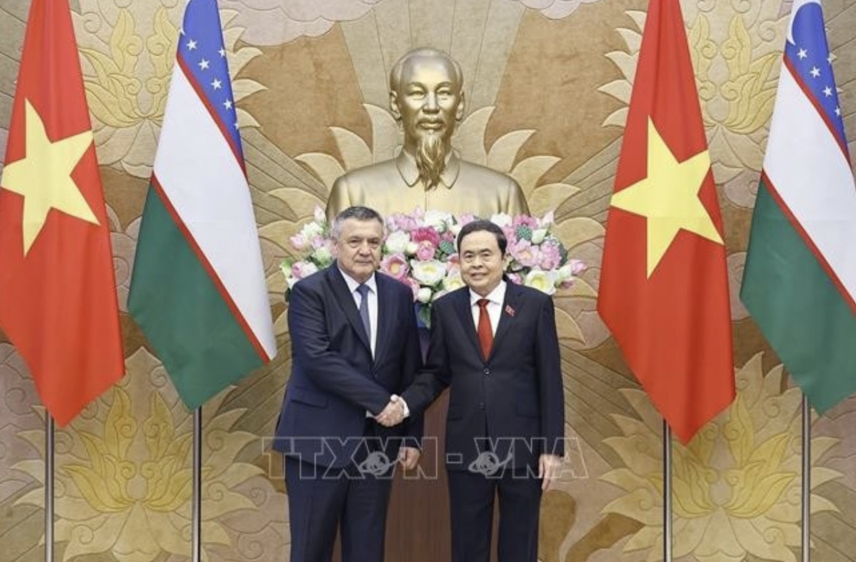 National Assembly Chairman Tran Thanh Man (R) and Speaker of the Legislative Chamber (lower house) of the Oliy Majlis of Uzbekistan Nuriddin Ismoilov in Hanoi on October 27. (Photo: VNA)