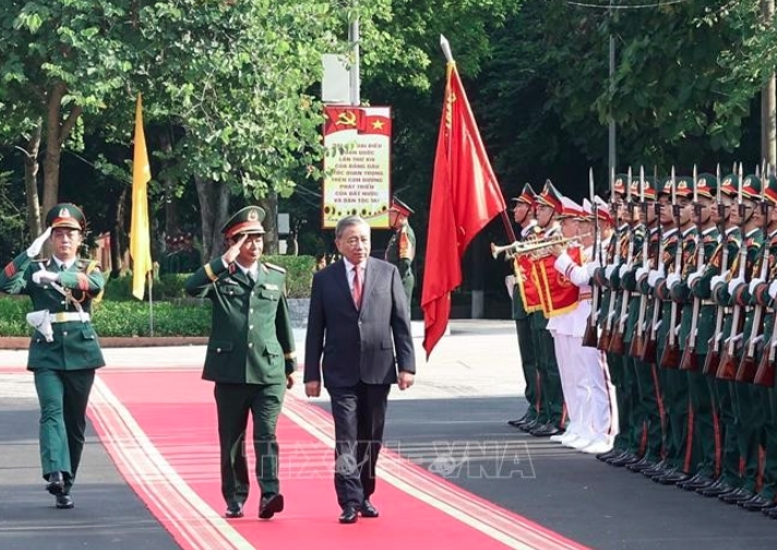 Party General Secretary To Lam reviews the Guard of Honour of the Vietnam People’s Army. (Photo: VNA)