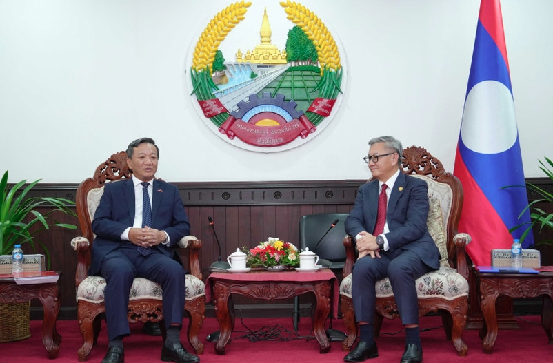 Lao Foreign Minister Thongsavanh Phomvihane (right) hosts a reception for Vietnamese Ambassador to Laos Nguyen Minh Tam on October 9 (Photo: VNA)