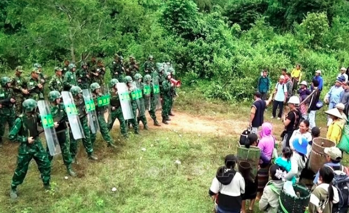 In the simulated scenario, Lao Bao International Border Gate Station (Vietnam) coordinates with Border Company 320 (Laos) to set up checkpoints and conduct public information campaigns to prevent free migration and illegal cross-border movements. (Photo: VNA)