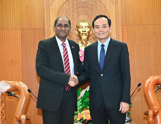 Secretary of the Party Committee of Ho Chi Minh City Tran Luu Quang (R) receives Singaporean Ambassador to Vietnam Jaya Ratnam (Photo: sggp.org.vn)