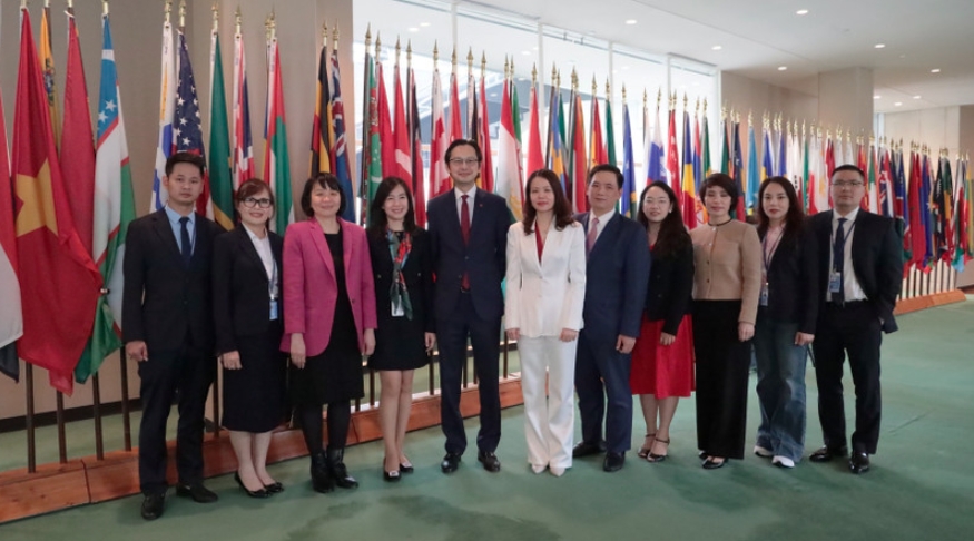 The Vietnamese delegation attends the voting session. (Photo: VNA)