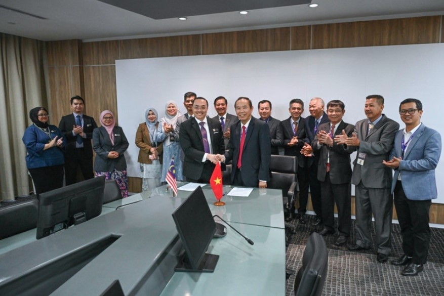Vietnamese Deputy Minister of Agriculture and Environment Phung Duc Tien (front, right) at a working session with leaders of Malaysia’s Ministry of Agriculture and Food Security. (Photo:VNA)
