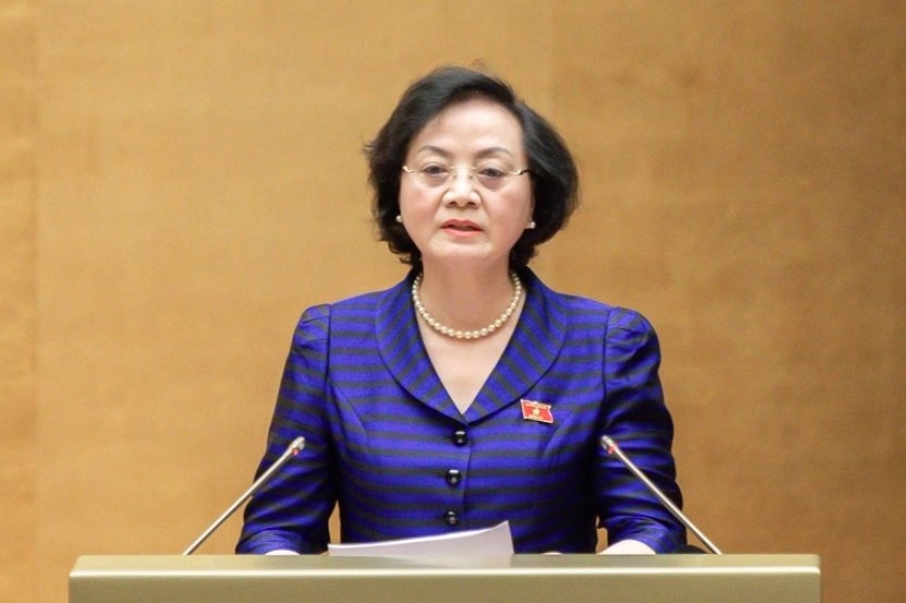 Minister of Home Affairs Pham Thi Thanh Tra presents the proposal on the draft amended Law on Public Employees at the 15th National Assembly's 10th session on October 22, 2025. Photo: VNA