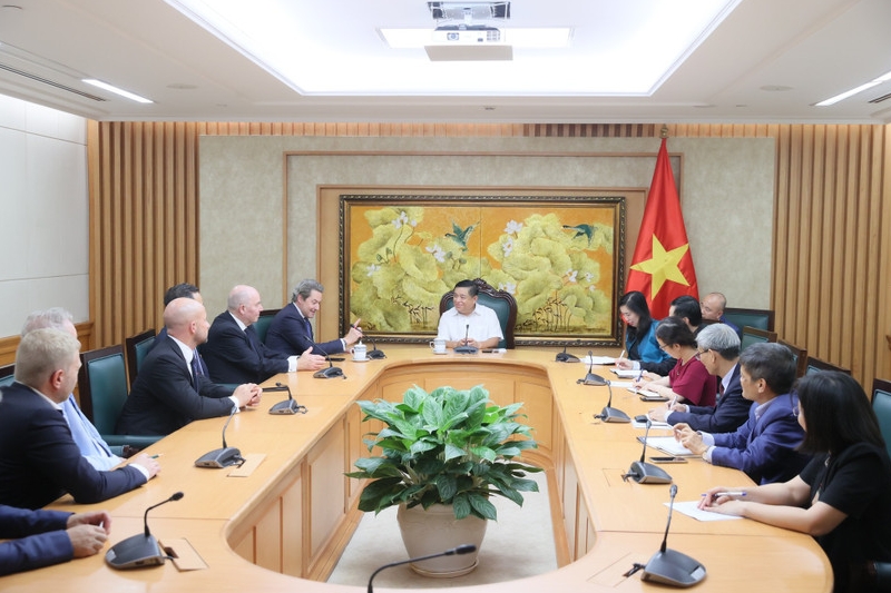 Deputy Prime Minister Nguyen Chi Dung receives a delegation from the Germany – Vietnam Friendship Association (DVG) led by its President Rolf Schulze in Hanoi on October 17 (Photo: VNA)
