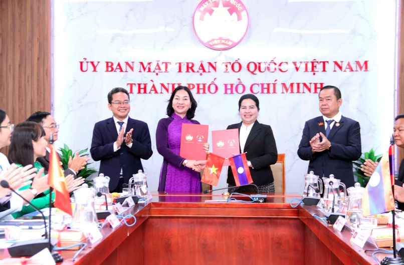 Ho Chi Minh City and Lao localities sign Memoranda of Understanding on cooperation in front work (Photo: VNA)