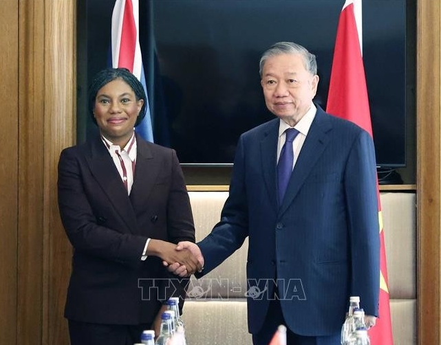 General Secretary of the Communist Party of Vietnam (CPV) Central Committee To Lam (right) meets with leader of the Conservative Party of the UK Kemi Badenoch in London on October 30. (Photo: VNA)