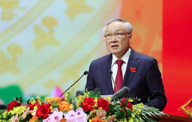 Politburo member, Permanent Vice Secretary of the Government’s Party Committee, and Standing Deputy Prime Minister Nguyen Hoa Binh presents the draft political report. (Photo: VNA)
