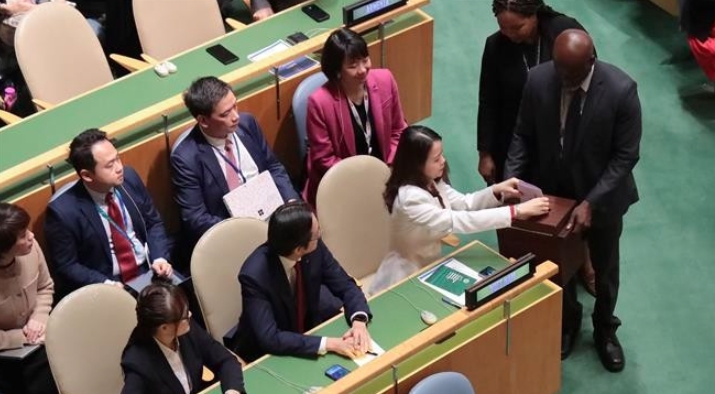 Vietnamese Deputy Minister of Foreign Affairs Nguyen Minh Hang casts her ballot to elect members of the UNHRC for the 2026-2028 term. (Photo: VNA)