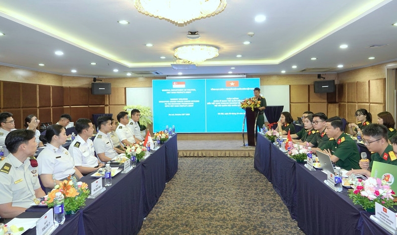 Vietnamese and Singaporean young military officers gather in Hanoi to exchange knowledge, share professional experiences, and discuss military training and operations. (Photo: tienphong.vn)