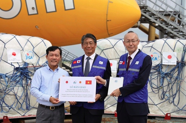 JICA provides essential supplies to residents in Bac Ninh. (Photo: Vietnam Disaster and Dyke Management Authority)