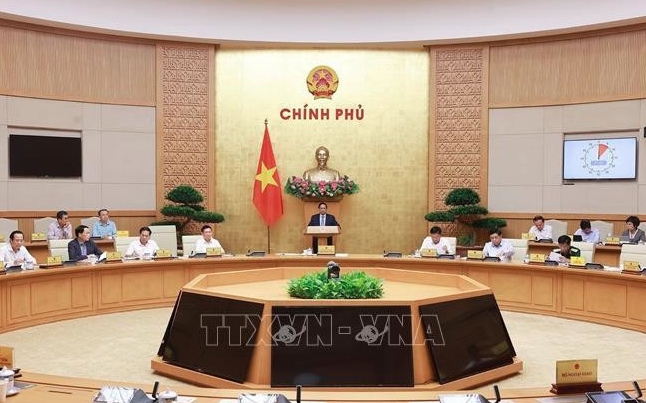 Prime Minister Pham Minh Chinh chairs the Government meeting in Hanoi on October 1 to review the implementation and address challenges related to the two-tier local administration model. (Photo: VNA)