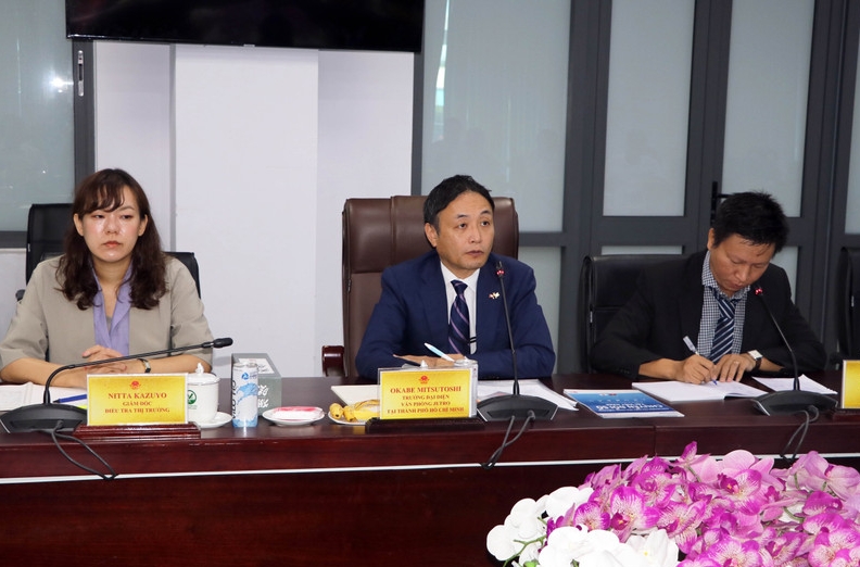 Chief Representative of the JETRO Office in Ho Chi Minh City Okabe Mitsutoshi (centre) speaks at the meeting. (Photo: VNA)