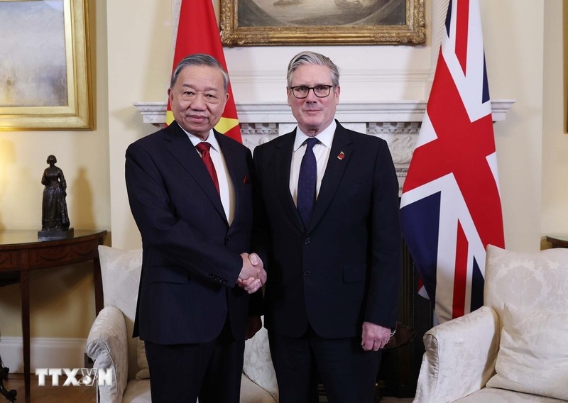 General Secretary of the Communist Party of Vietnam (CPV) Central Committee To Lam (left) shakes hands with British Prime Minister Keir Starmer. (Photo: VNA)