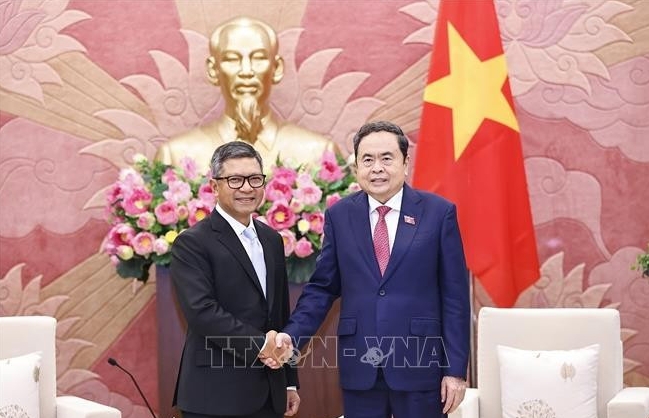 National Assembly Chairman Tran Thanh Man (right) receives Indonesian Ambassador to Vietnam Denny Abdi on October 30. (Photo: VNA)