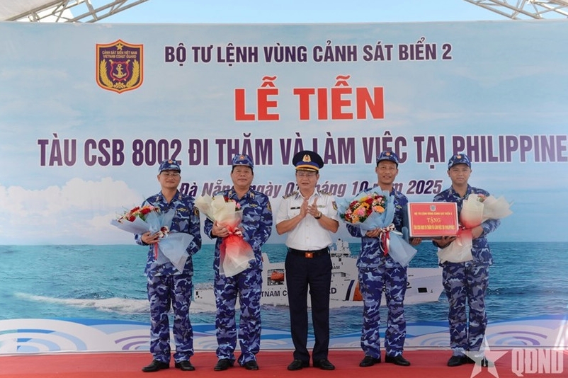 The send-off ceremony for Vietnam Coast Guard Vessel 8002 in Da Nang city on October 1 (Photo: qdnd.vn)
