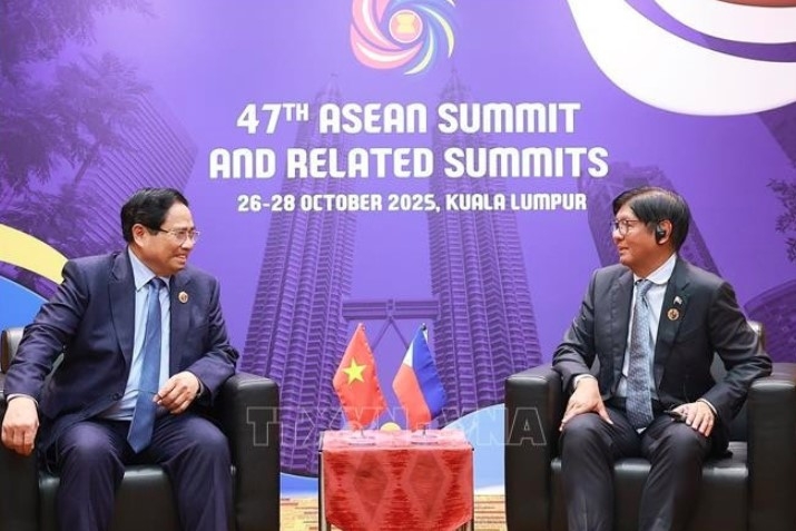 Prime Minister Pham Minh Chinh (L) meets with Philippine President Ferdinand Romualdez Marcos Jr. in Malaysia on October 27, 2025. Photo: VNA