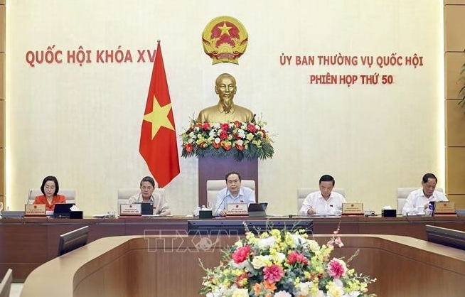 NA Chairman Tran Thanh Man (middle) addresses the session (Photo: VNA)