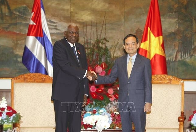Secretary of the municipal Party Committee Tran Luu Quang and President of the National Assembly of People's Power and President of the Council of State of Cuba Esteban Lazo Hernandez (Photo: VNA)