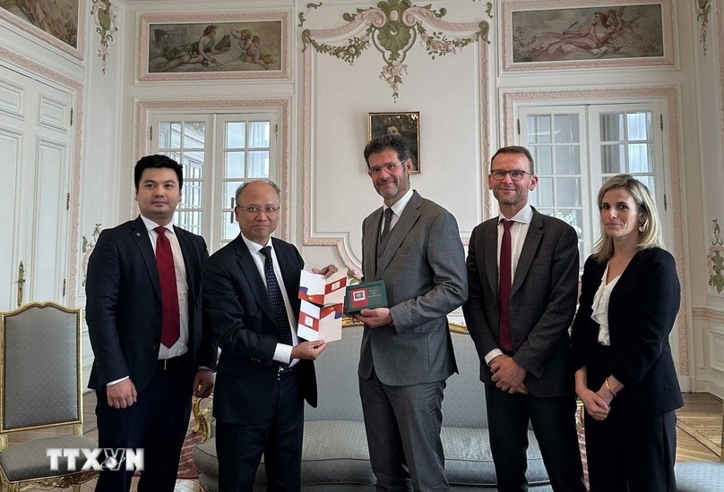 Prefect Xavier Delarue receives the Vietnamese Embassy delegation led by Ambassador Dinh Toan Thang. (Photo: VNA)