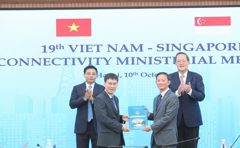 Vietnamese Minister of Finance Nguyen Van Thang (first, left) and Singaporean Minister-in-Charge of Energy, and Science and Technology in the Ministry of Trade and Industry Tan See Leng (first, right) witness the signing ceremony of three cooperation agreements between the two sides. (Photo: baochinhphu.vn)