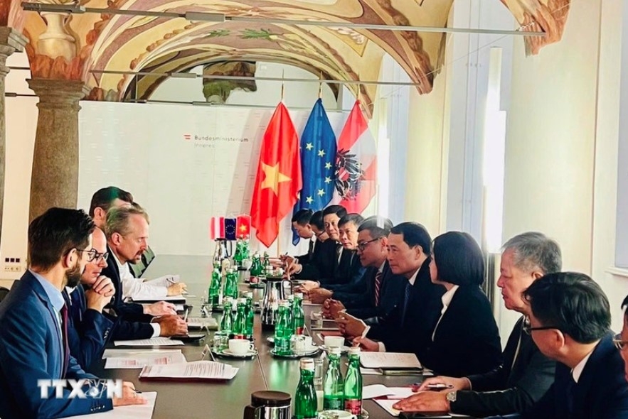 The meeting between the delegation of the Vietnamese Ministry of Public Security and officials of Austria's Ministry of the Interior in Vienna (Photo: VNA)